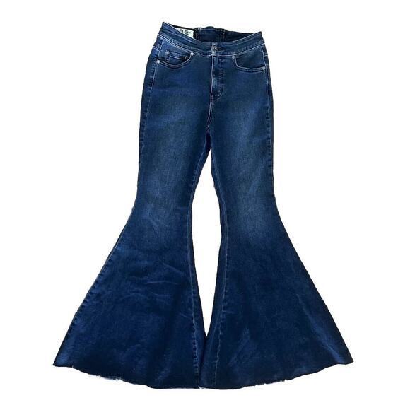 We The Free People Bell Bottom Flare Crvy Jeans Size 28 Dark Wash Raw Hem‎ - Picture 2 of 12